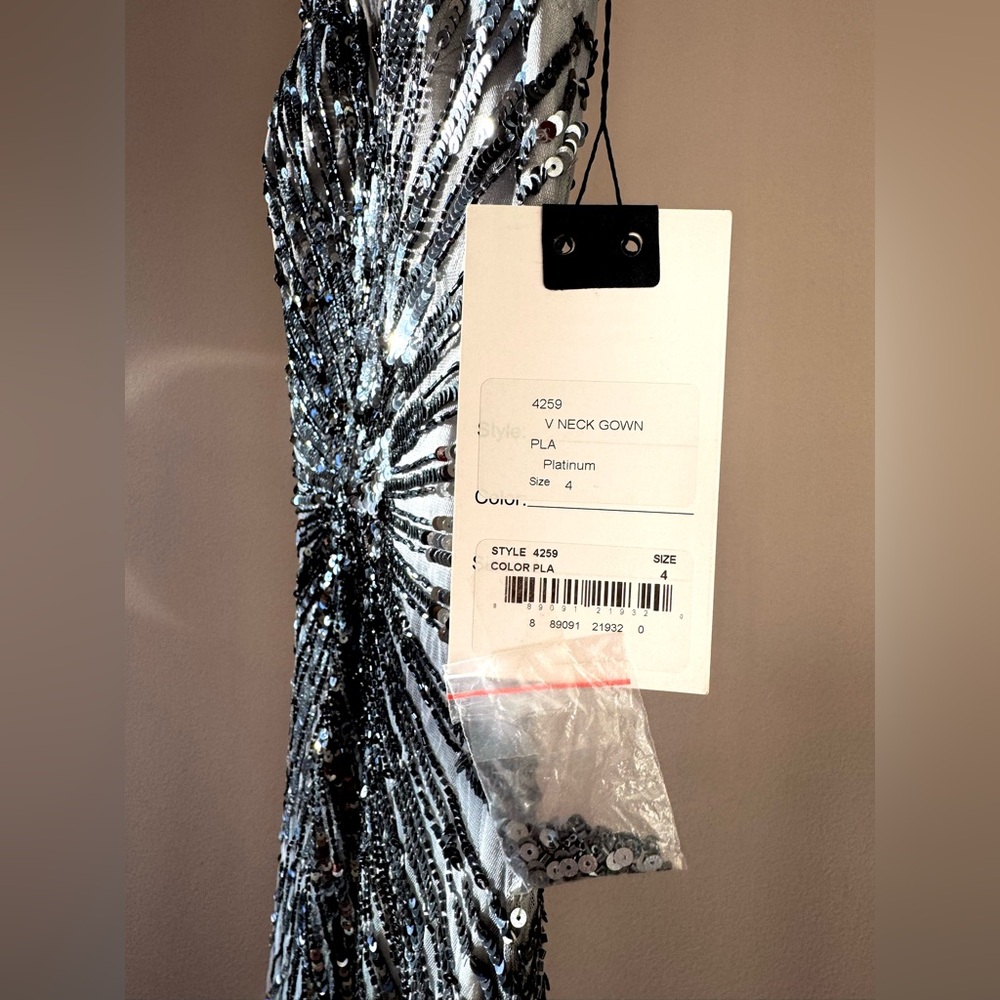 NWT - Mac Duggal | Silver Sequin V-Nack Plunge Gown | Size 4 - Picture 6 of 7
